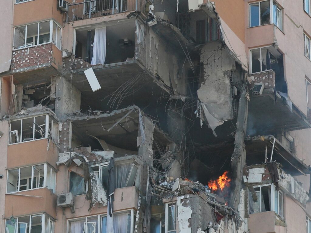 Poškozený obytný dům v Kyjevě