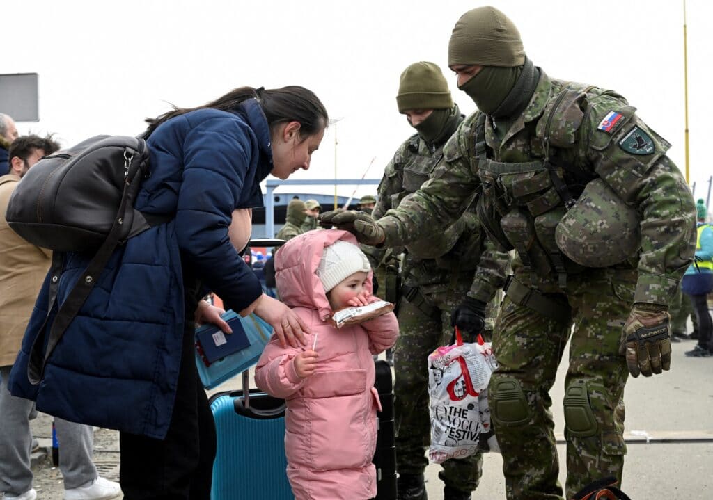Příslušníci slovenských ozbrojených sil pomáhají lidem prchajícím z Ukrajiny