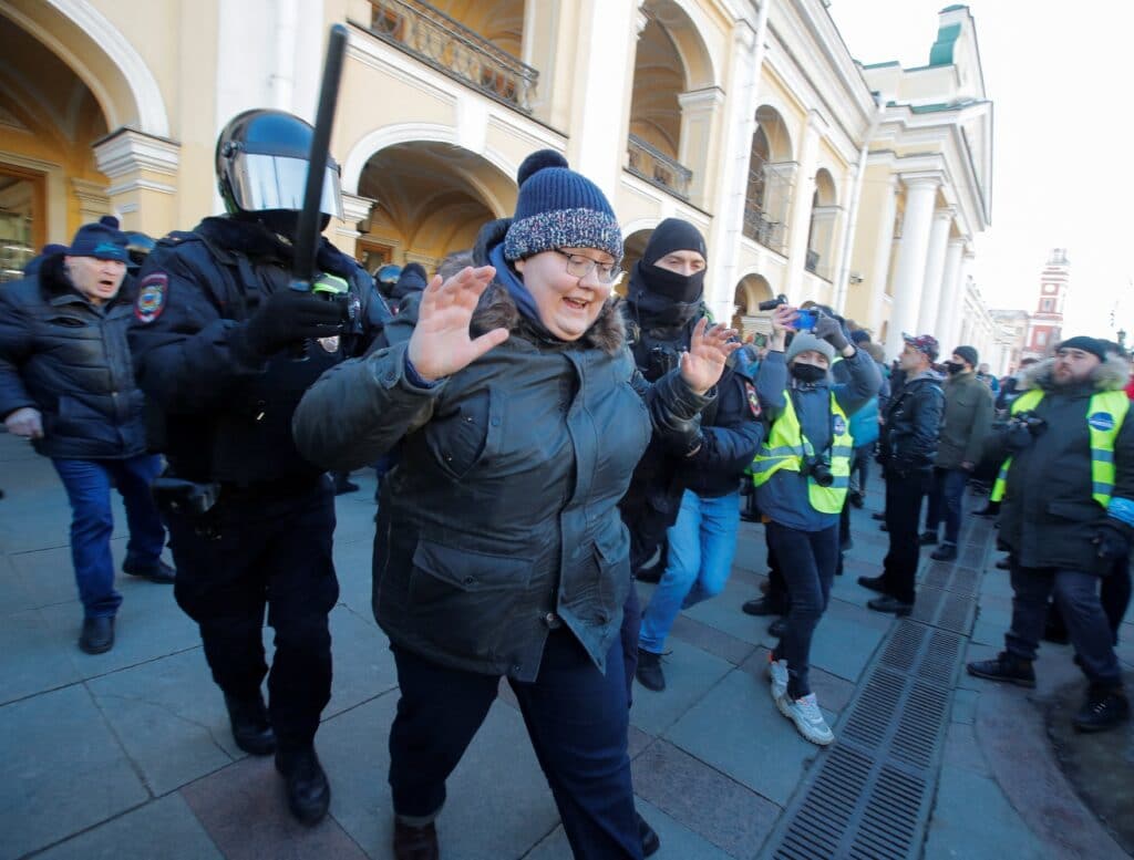 Policie od začátku protestů v Rusku zadržela přes tři tisíce lidí