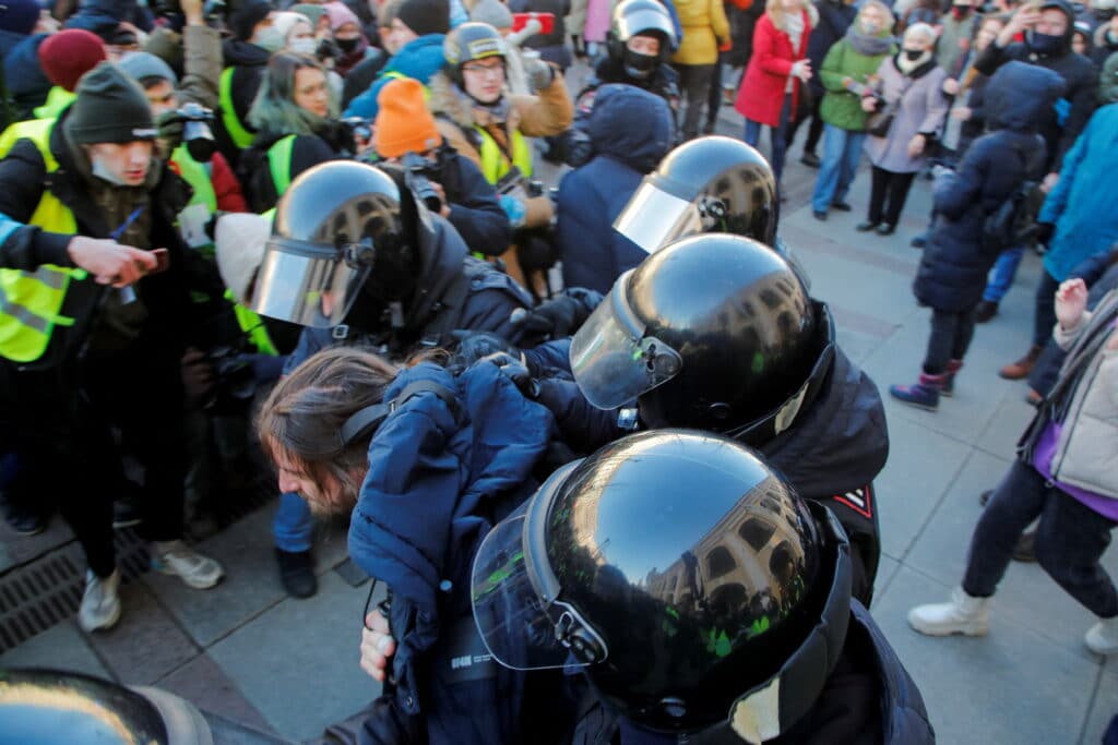 Policie zadržela jednoho z protestujících, 27. února, Petrohrad