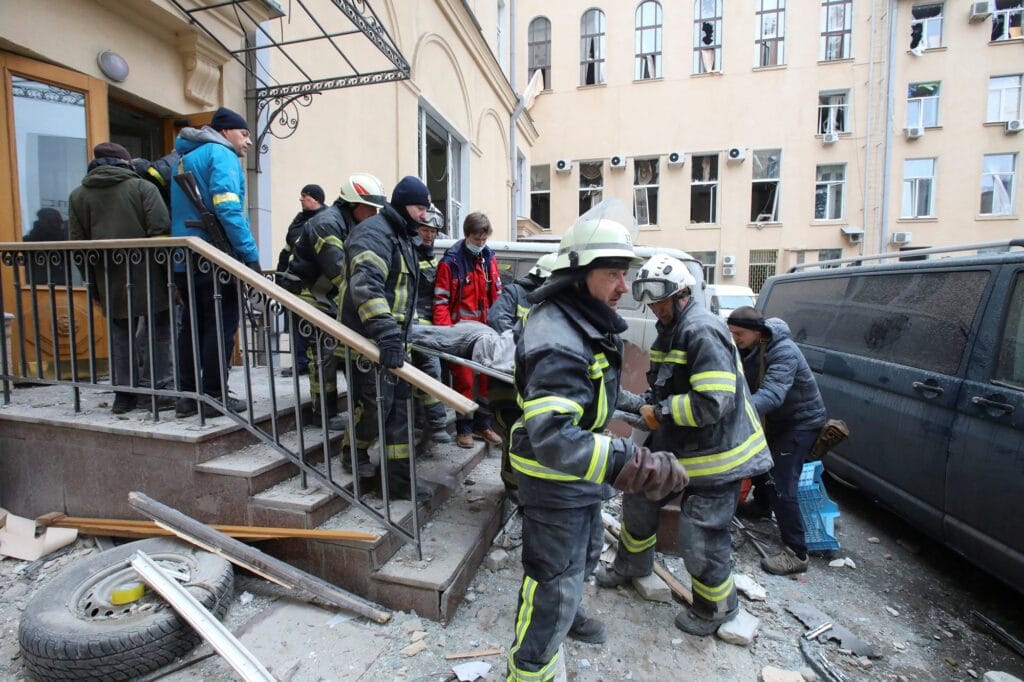 Charkov: Záchranáři vynášejí tělo oběti