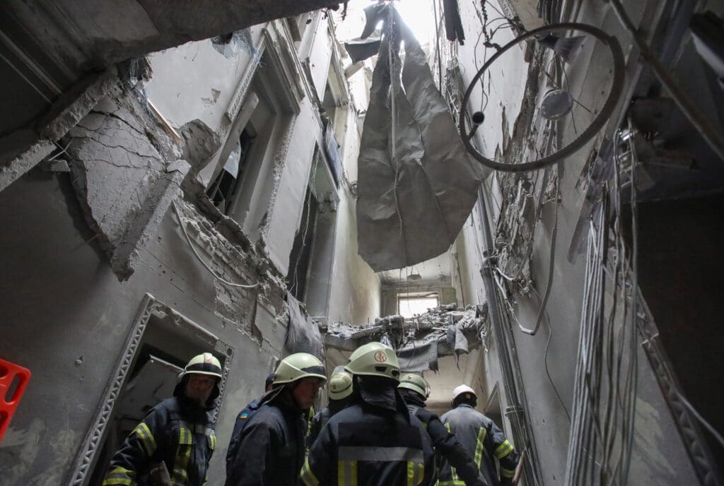 Záchranáři odstraňují trosky v budově regionální správy v Charkově