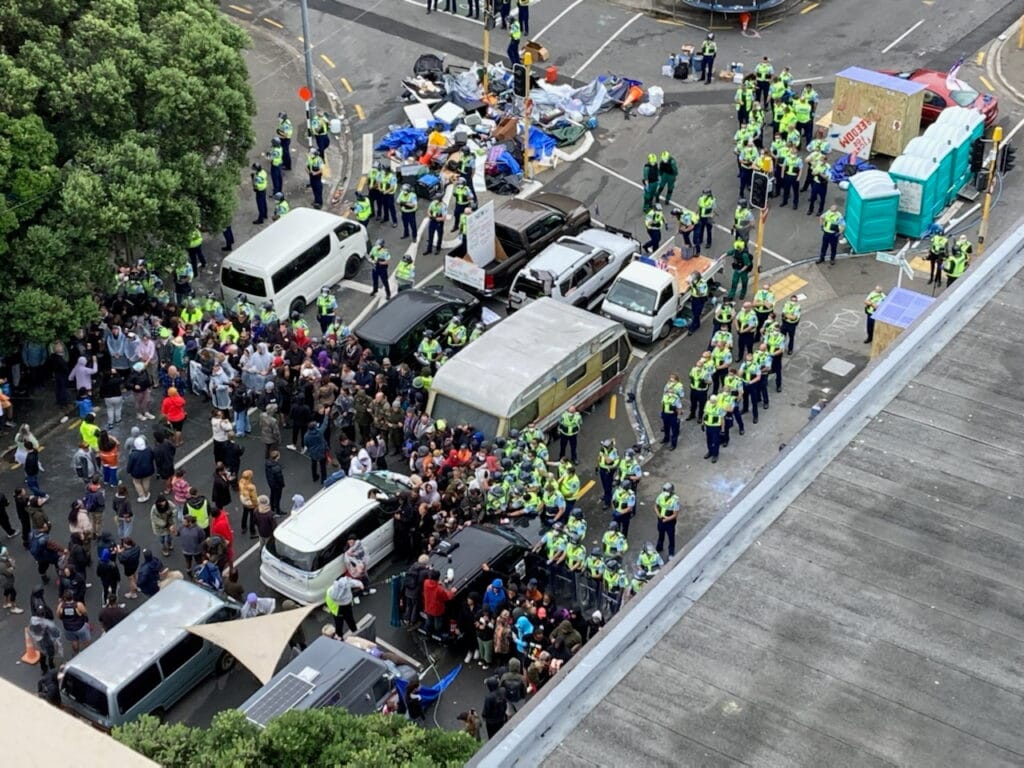 Policisté odtáhli desítky vozidel