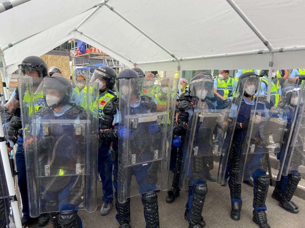 K rozehnání demonstrantů policisté použili gumové projektily a slzný plyn