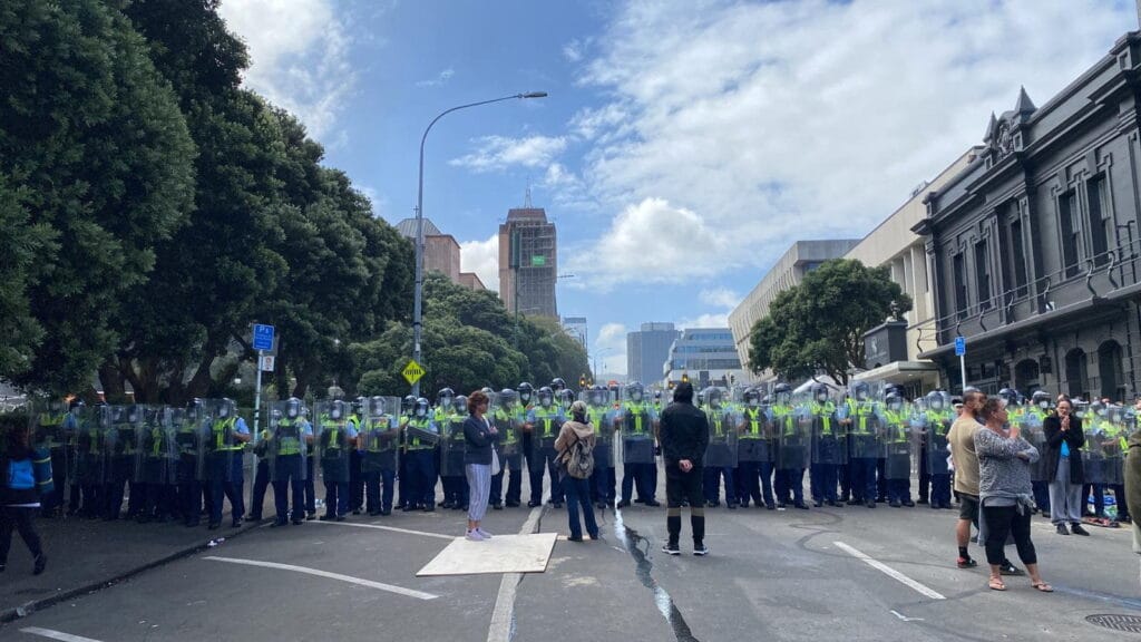 Demonstranti a policisté ve Wellingtonu