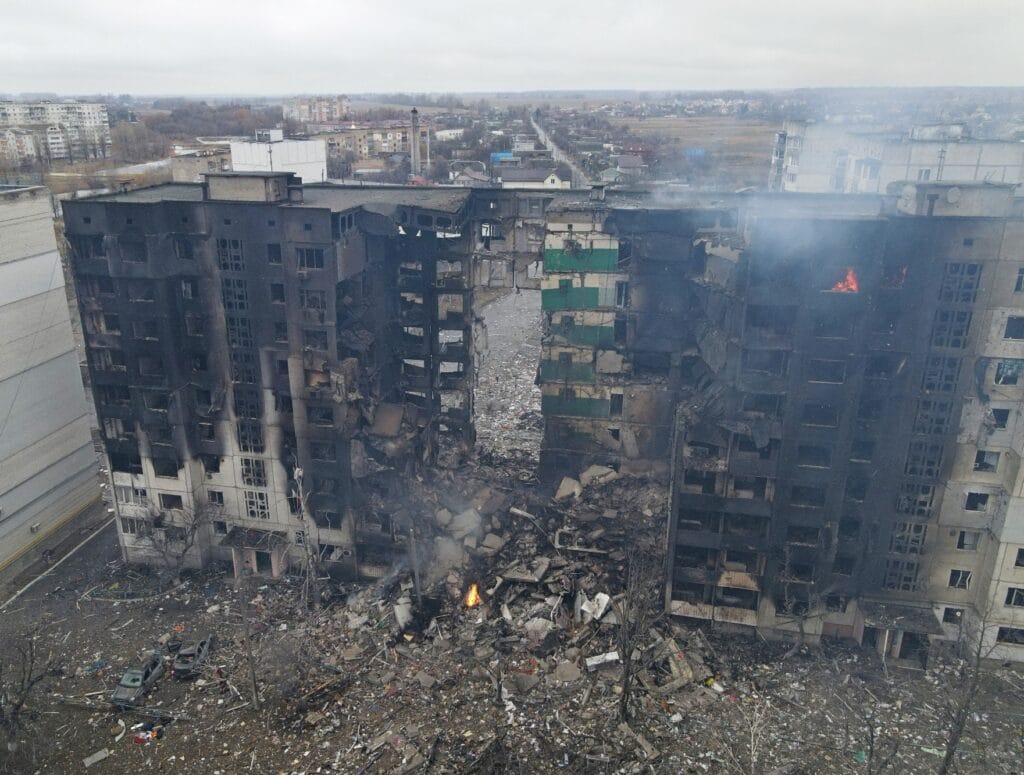 Zničené obytné budovy ve městě Borodjanka u Kyjeva