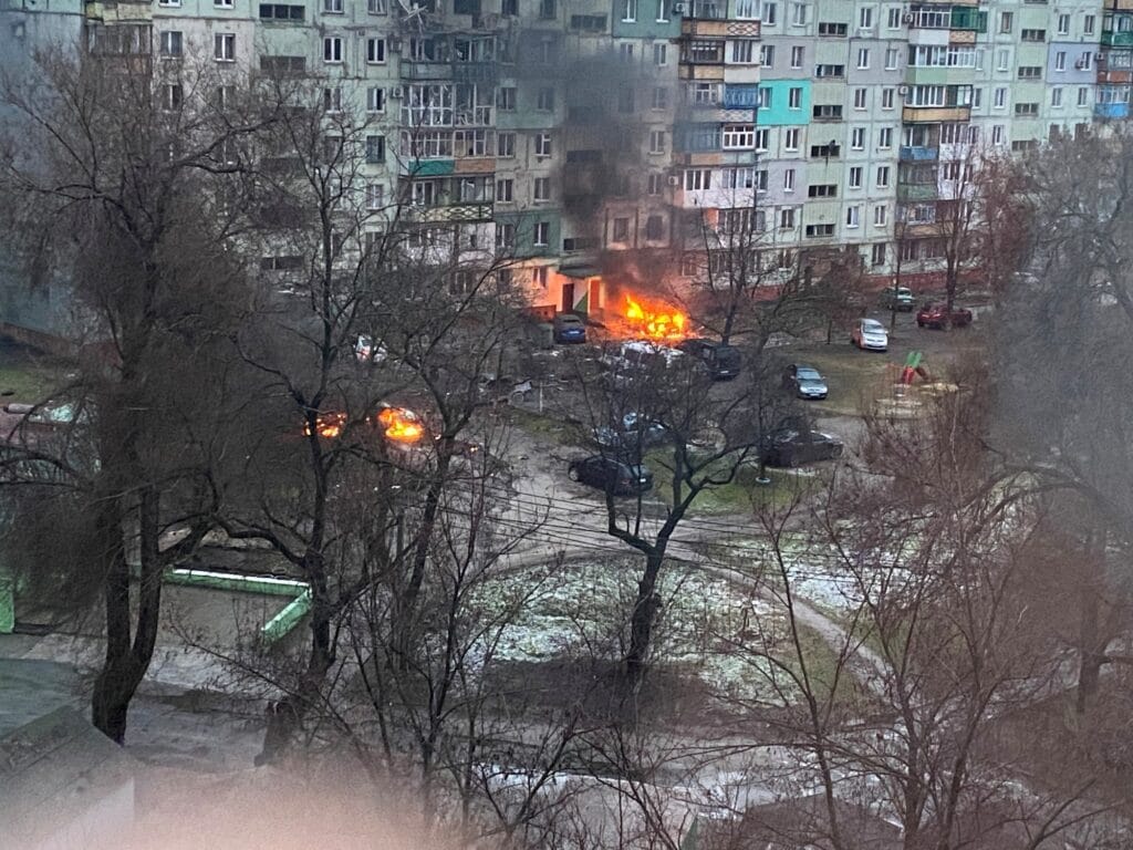 Požár v obytné čtvrti v Mariupolu