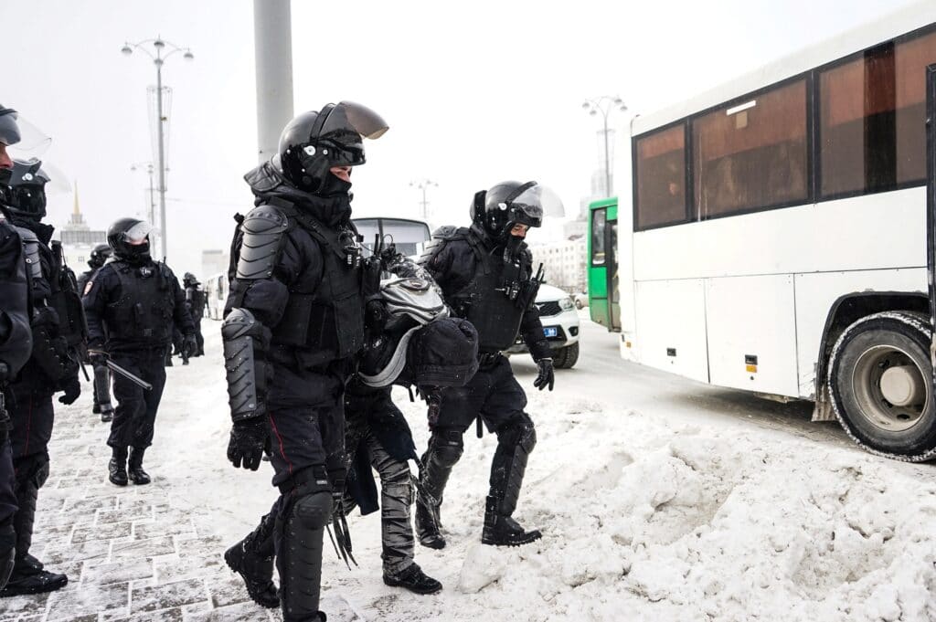 Policie za dva týdny zatkla přes 13 tisíc lidí