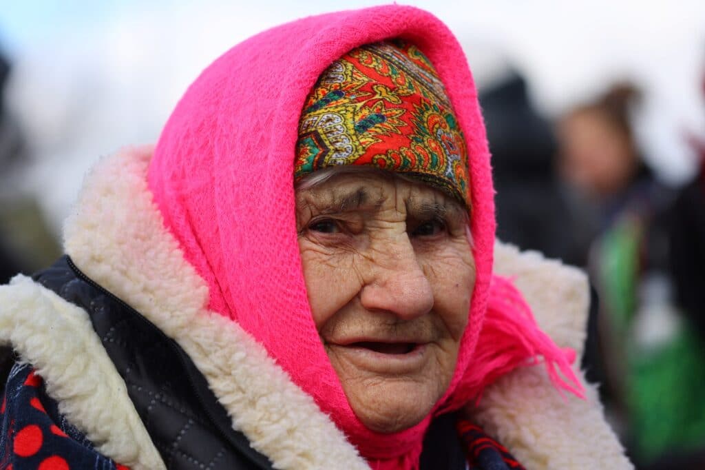 Nataša (83 let), která zažila druhou světovou válku, čeká na autobus do Katovic, Přemyšl