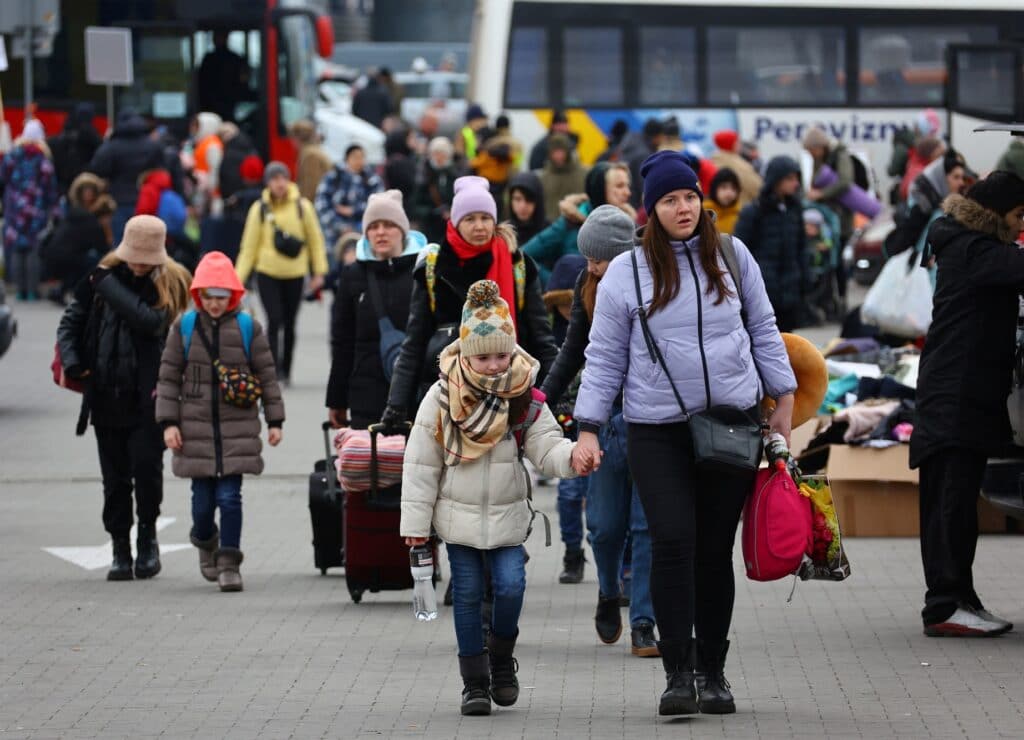 Lidé přijíždějí do dočasného ubytování v polském městě Přemyšl