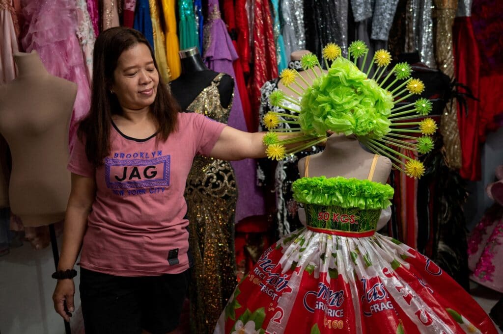 Filipínská návrhářka vyrábí šaty z recyklovaného odpadu