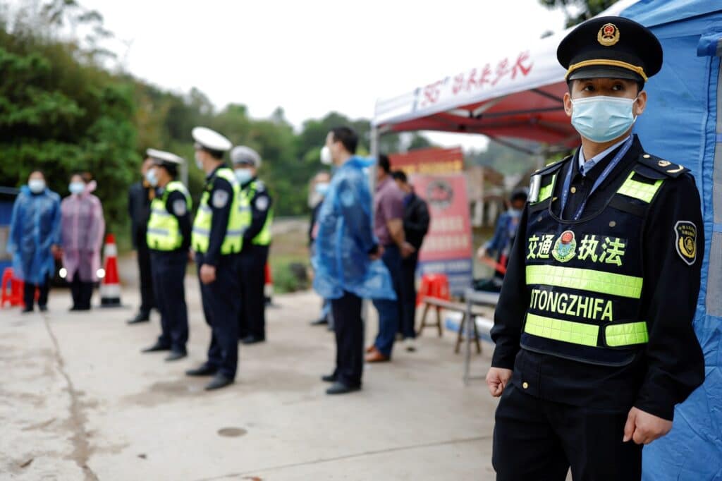 Policisté hlídají kontrolní stanoviště