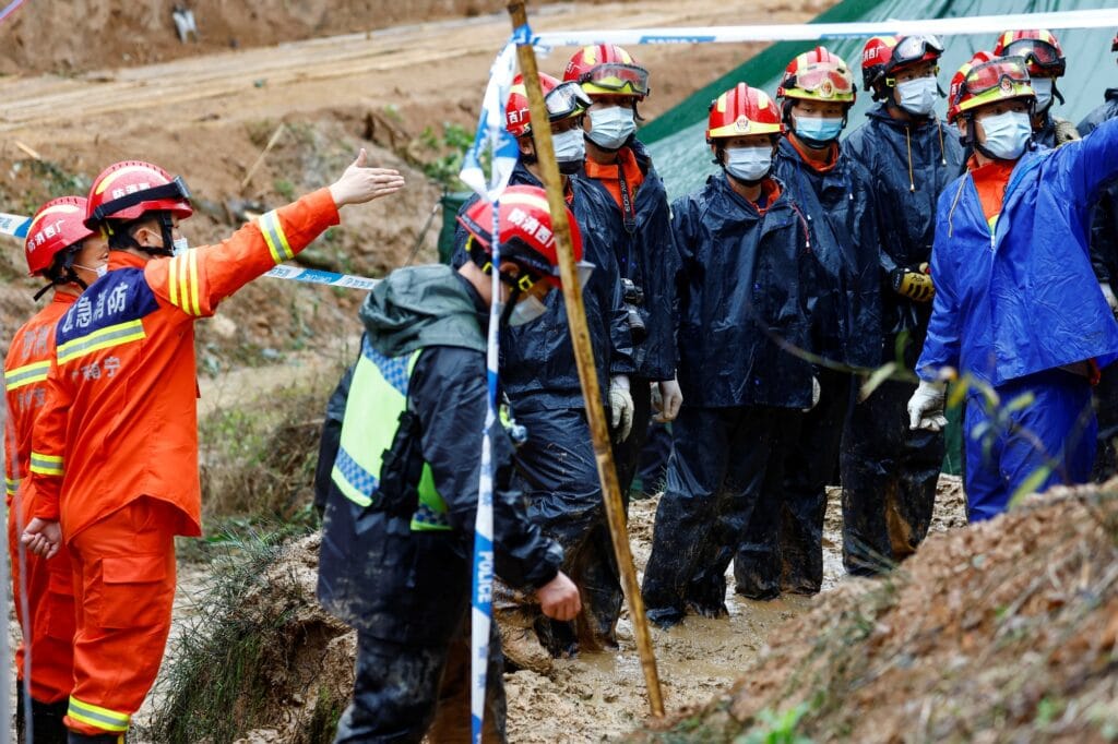 Na místě dopadu letounu našli záchranáři lidské ostatky a ohořelé doklady