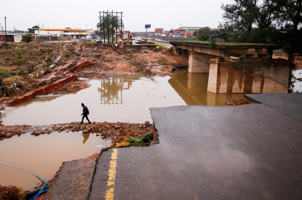 Muž prochází kolem poškozeného mostu, Umlazi u Durbanu, JAR