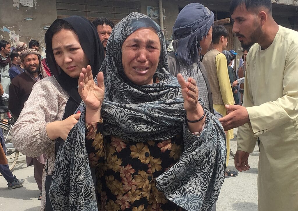 Plačící žena nedaleko místa exploze
