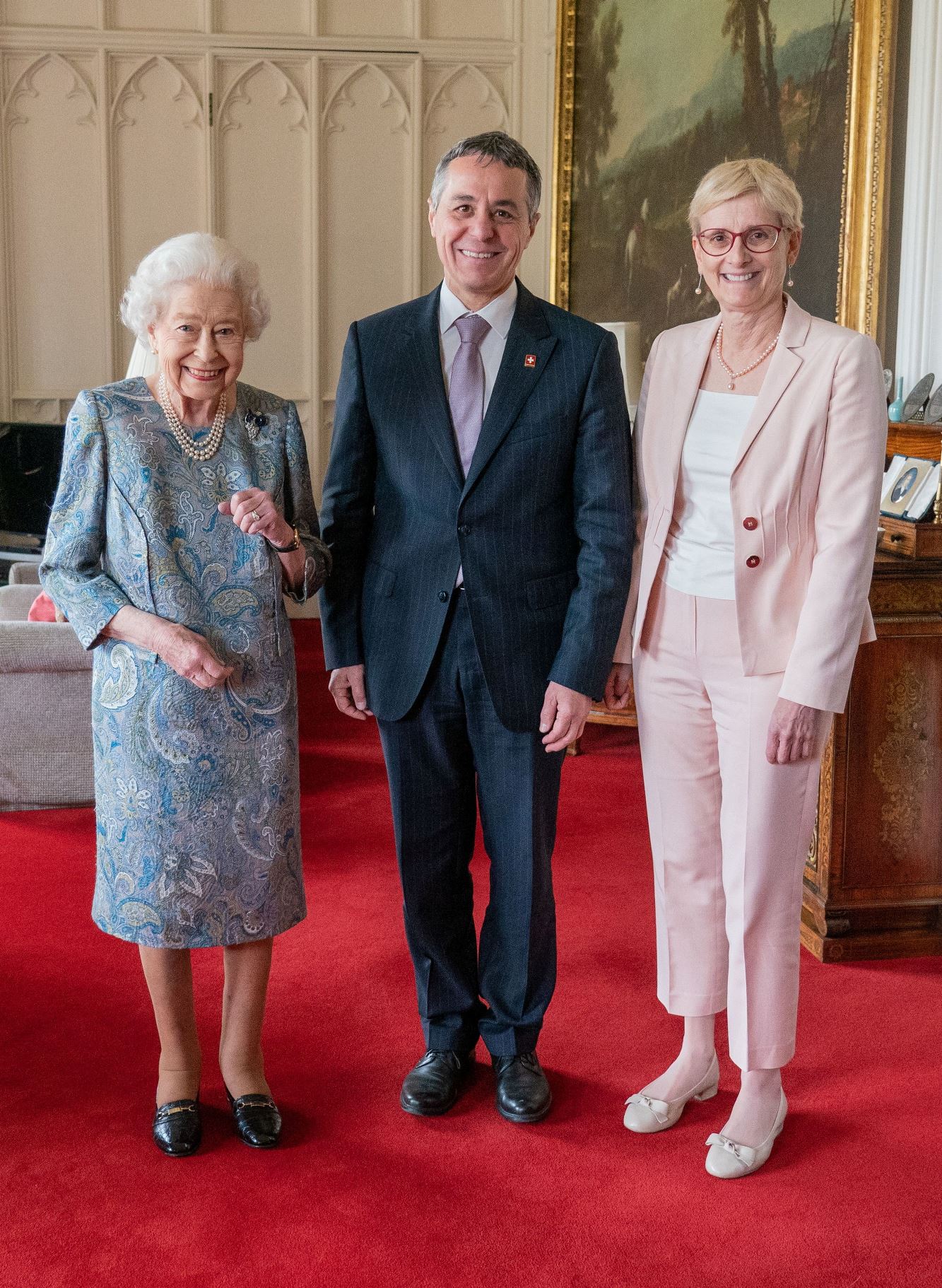 Královna Alžběta, švýcarský prezident Ignazio Cassis a jeho choť Paola Cassis