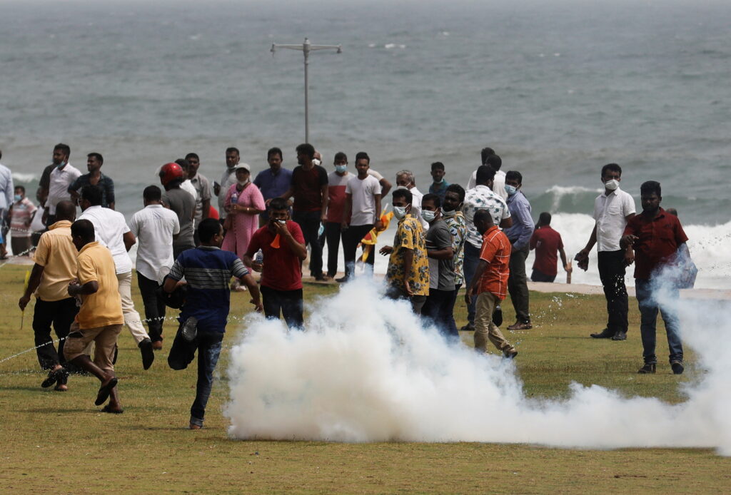 K násilným střetům demonstrantů a zastánců vlády došlo v Kolombu