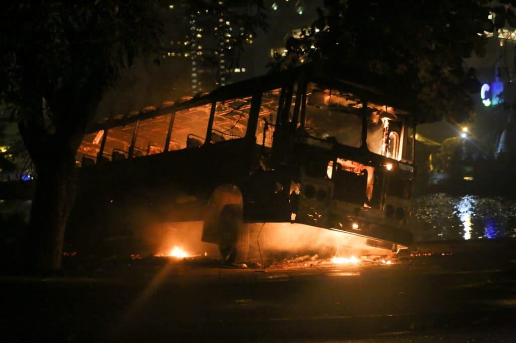 Hořící vozidlo příznivců srílanské vládnoucí strany