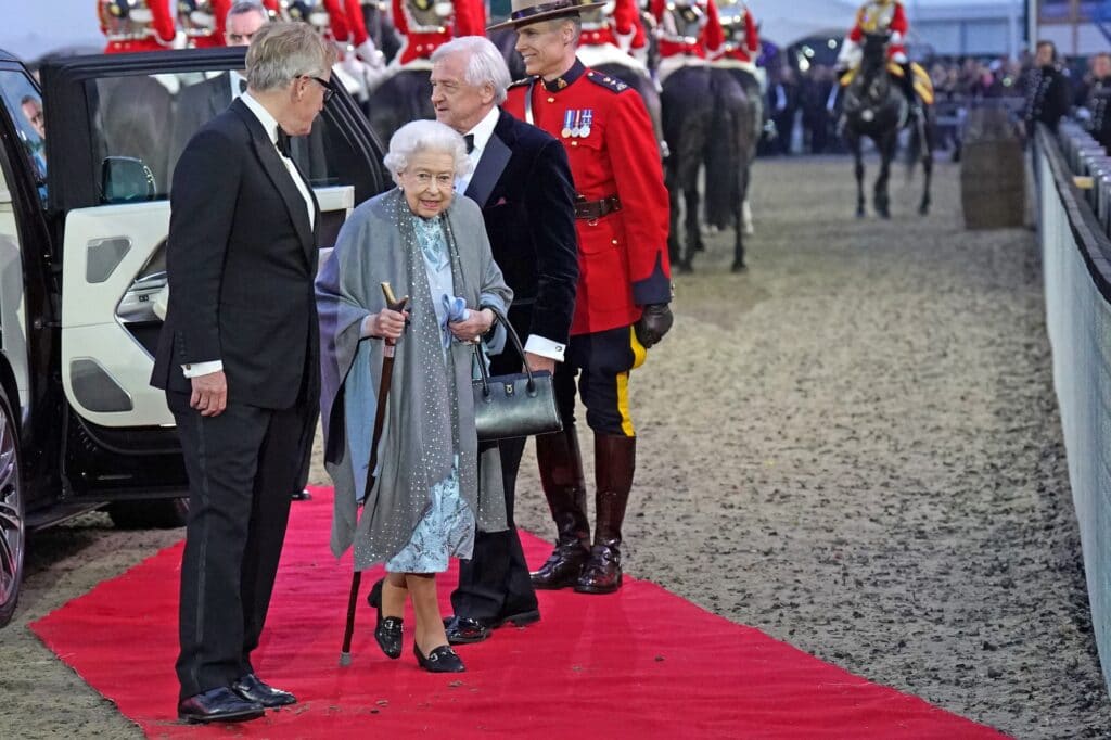 Královna Alžběta dorazila za hlasitého jásotu davu.