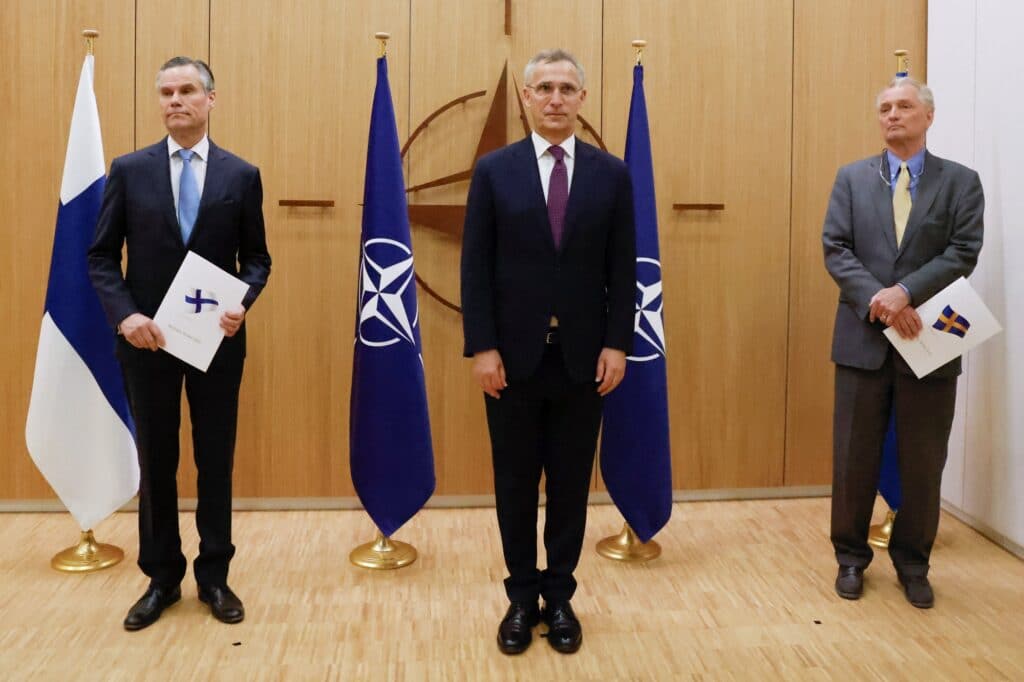 Finský velvyslanec Klaus Korhonen, generální tajemník NATO Jens Stoltenberg a švédský velvyslanec Axel Wernhoff