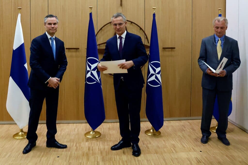 Finsko a Švédsko ve středu formálně požádaly o vstup do NATO