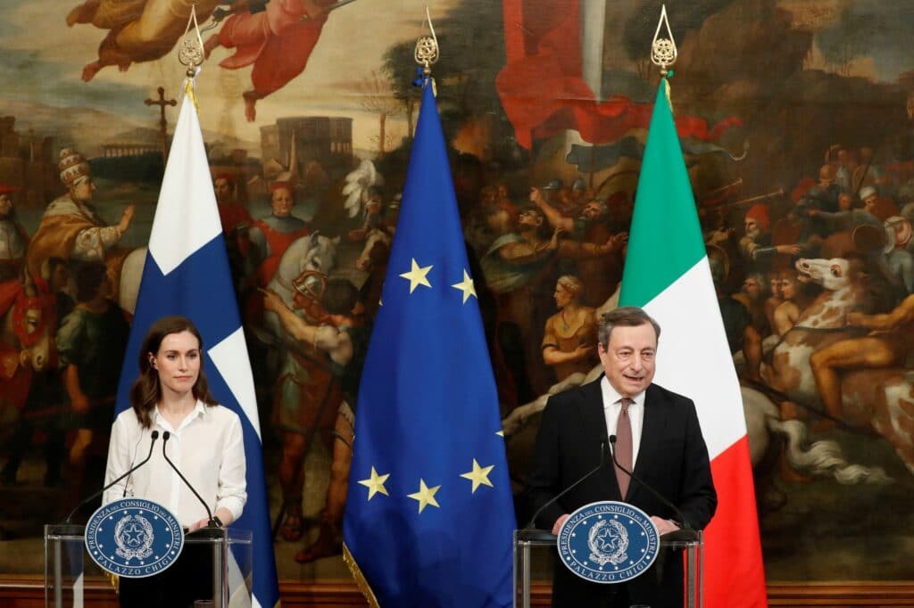 Finská premiérka Sanna Marin a italský premiér Mario Draghi