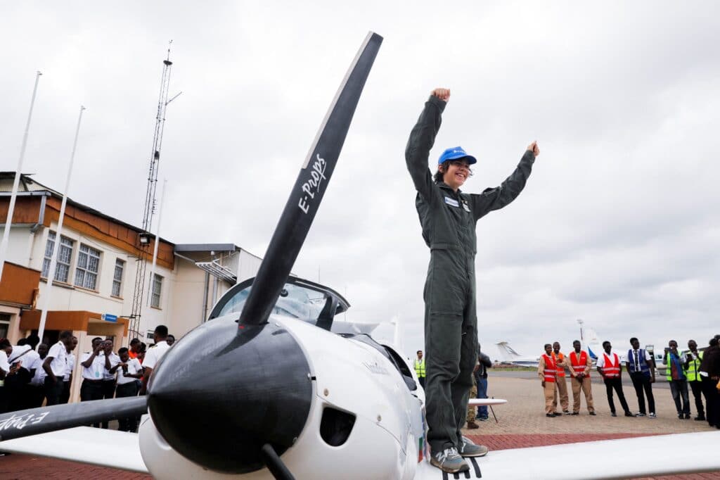 Šestnáctiletý pilot se vydal na cestu kolem světa po vzoru své sestry Zary