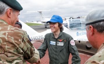 Šestnáctiletý pilot Mack Rutherford na cestě kolem světa přistál v Keni