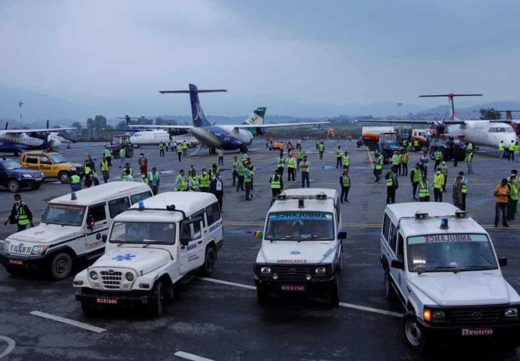 Po letecké havárii v Nepálu bylo nalezeno dvacet obětí
