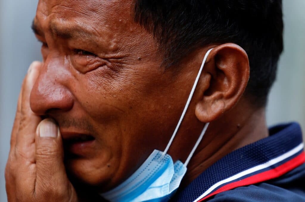 Rodinný příslušník obětí čeká na těla svých blízkých v márnici v Káthmándú