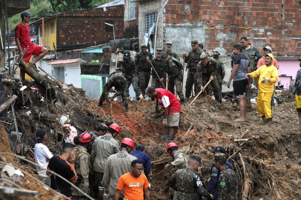 Dům se zřítil v důsledku sesuvu půdy, Recife, Brazílie