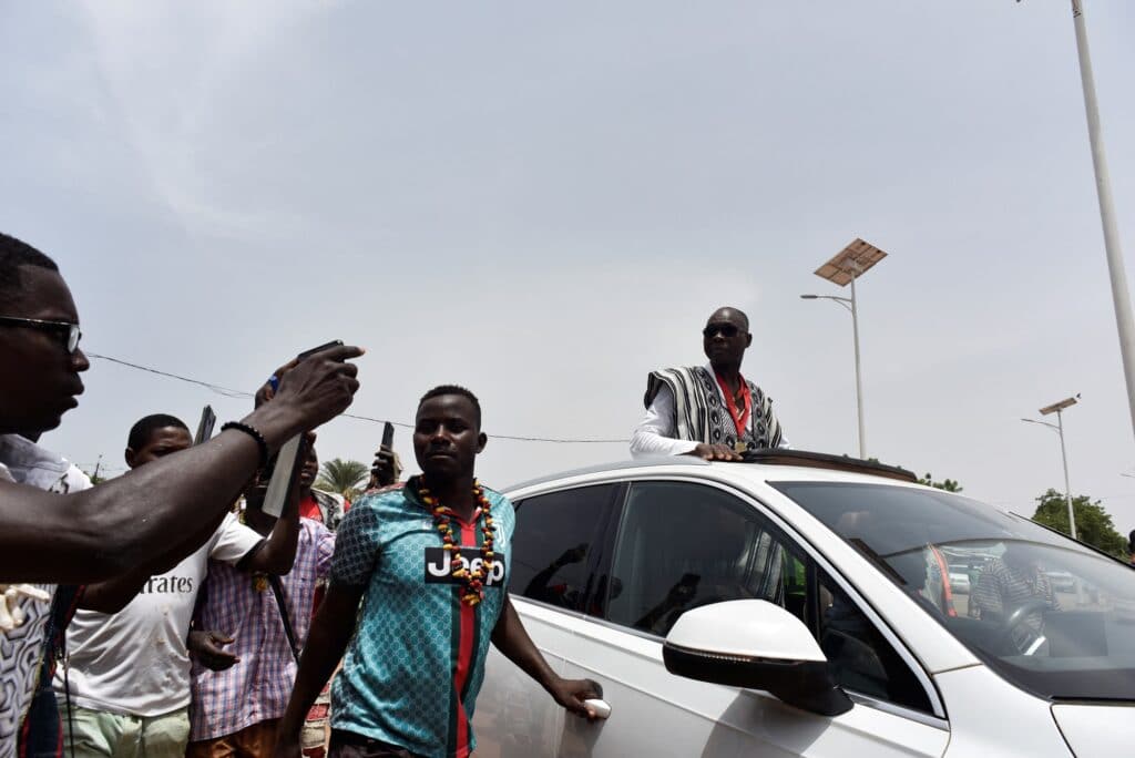 V rodné Burkině Faso jej přivítali jásající davy