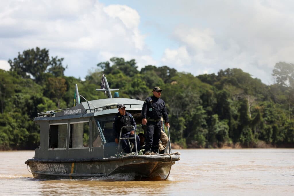 Po pohřešované dvojici pátrají i členové brazilského námořnictva