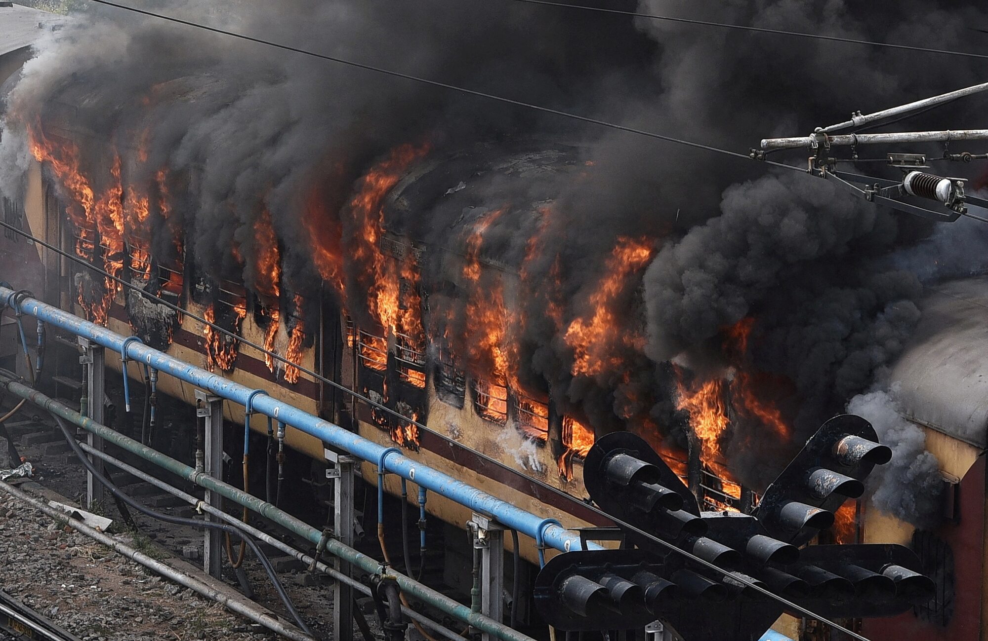 Demonstranti v Indii zapálili vagóny 