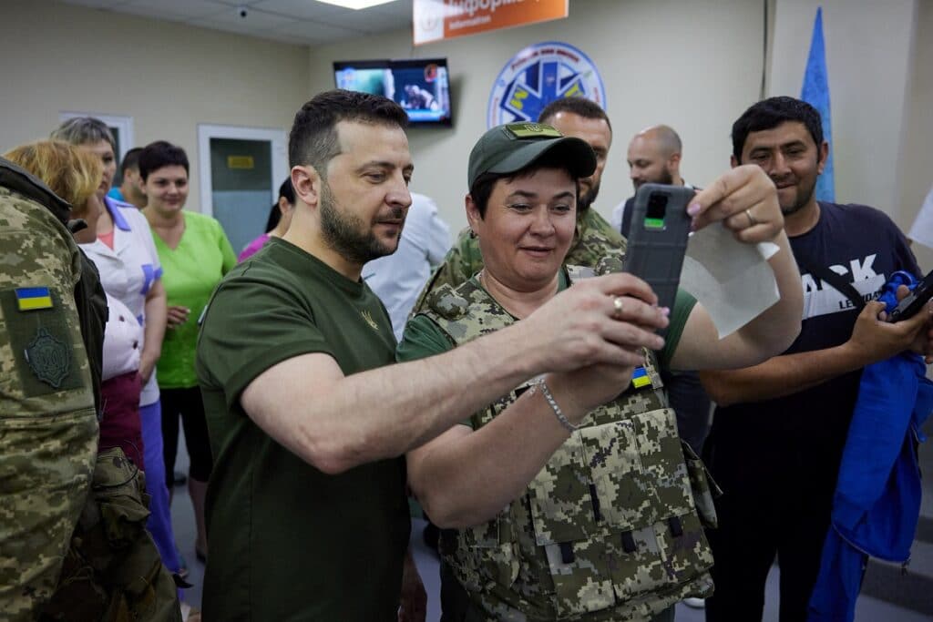 Svými návštěvami chce Zelenskyj zvednout morálku armády.