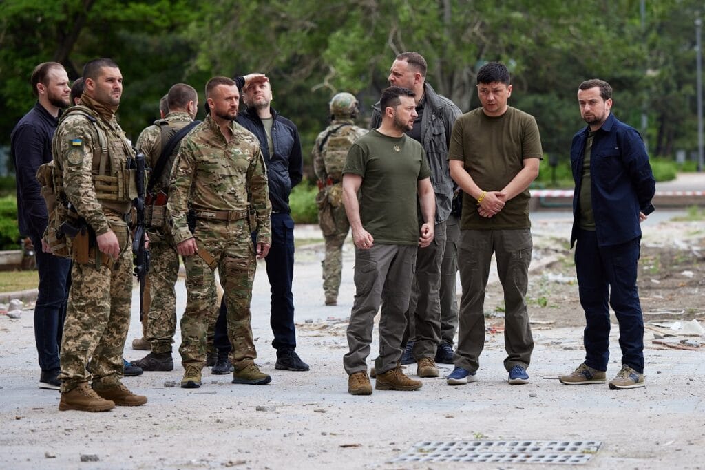 Při své cestě navštívil Zelenskyj také poničené dominanty měst. 