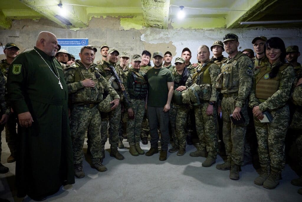 "Dokud jste naživu, máme zeď, která nás chrání," vzkázal vojákům ukrajinský prezident. 