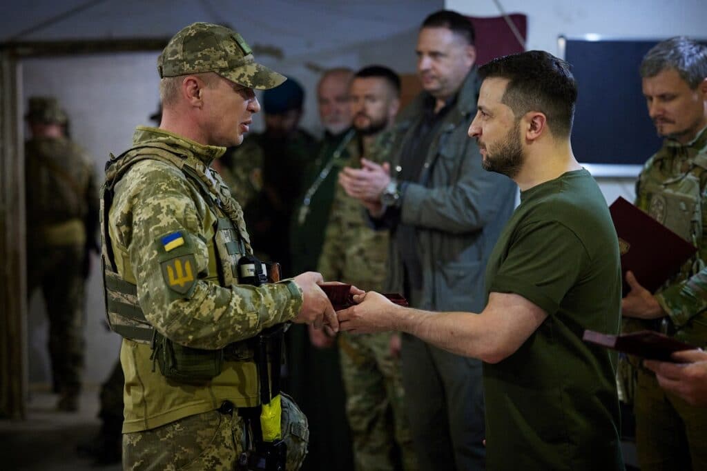 Při své návštěvě také Zelenskyj rozdal vojákům medaile.