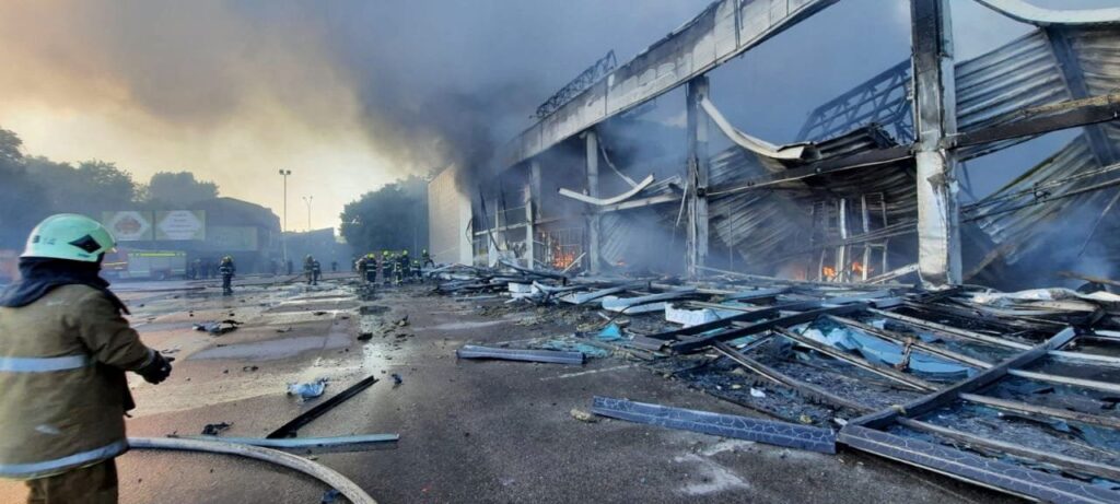 Ruské střely zasáhly nákupní středisko plné lidí v ukrajinském Kremenčuku