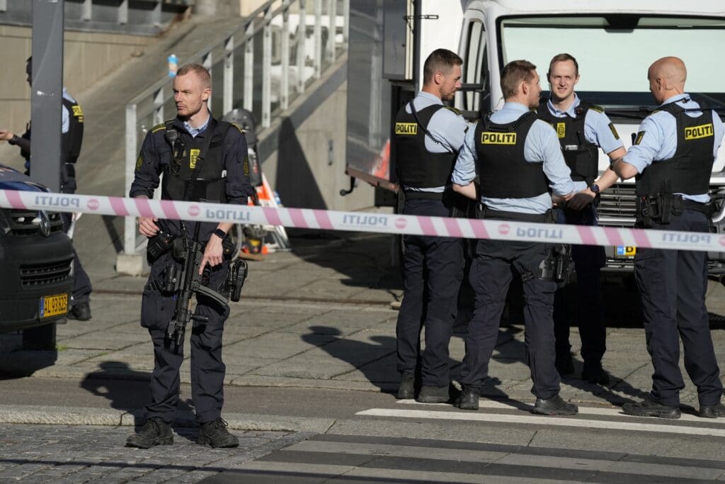 Policie uvedla, že podezřelý jednal zřejmě sám