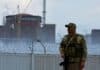 Ukrajinci pracují v jaderné elektrárně pod hlavněmi ruských zbraní