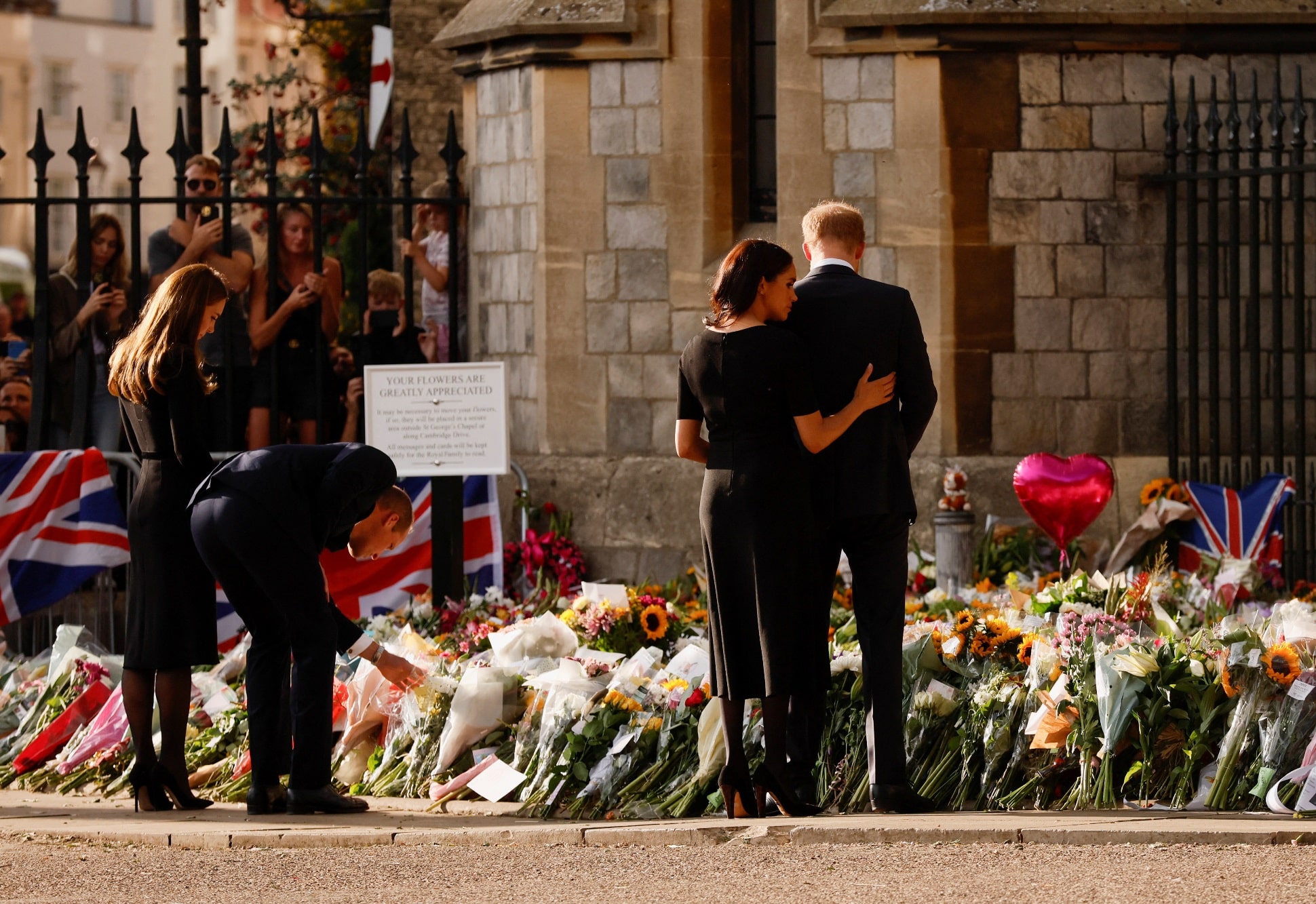 Lidé k hradu Windsor nosili květiny a vzkazy