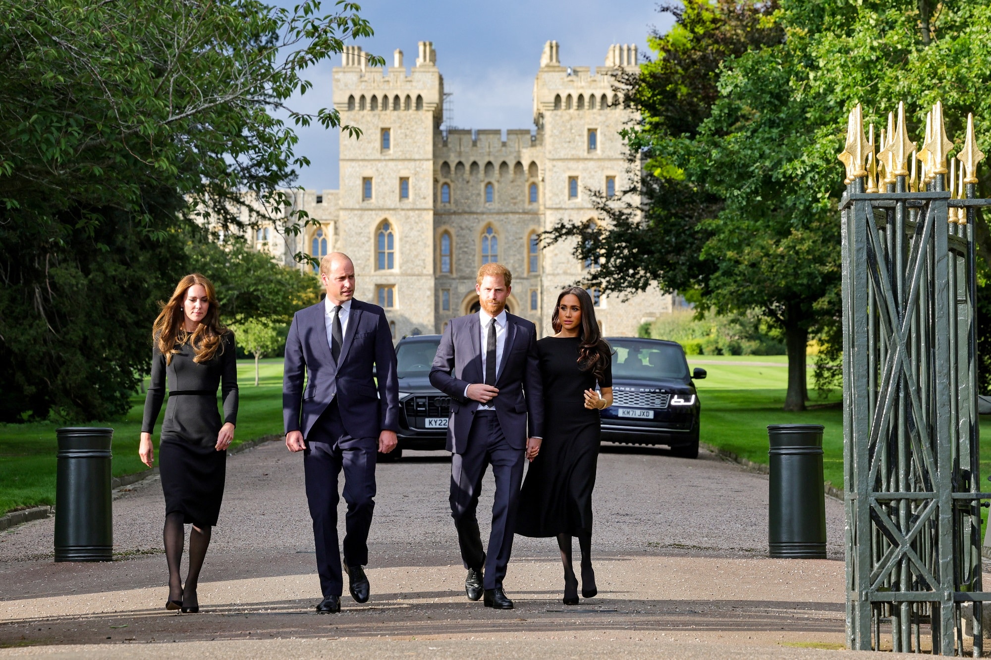 Členové královské rodiny u hradu Windsor