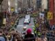 Smuteční kolona s rakví královny Alžběty dorazila do Edinburghu