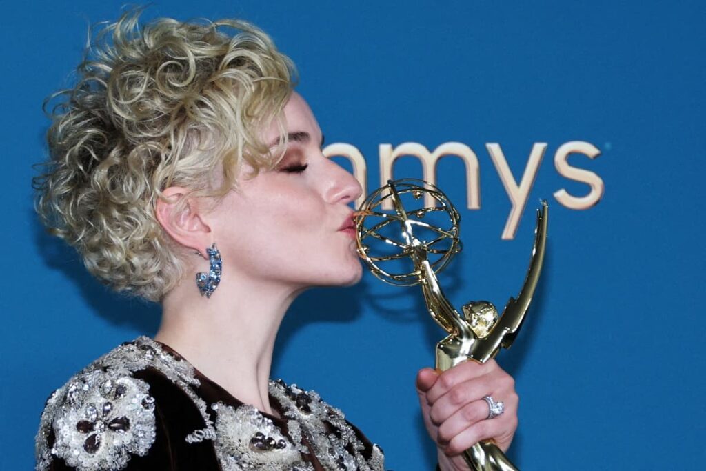 Za nejlepší vedlejší roli vyhrála Emmy herečka Julia Garner za svou roli v seriálu Ozark.