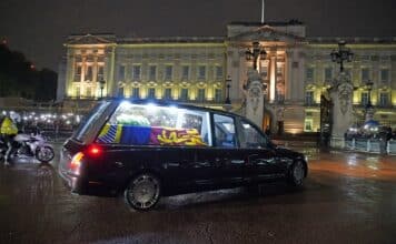 Pohřební vůz do Buckinghamského paláce dorazil v úterý večer