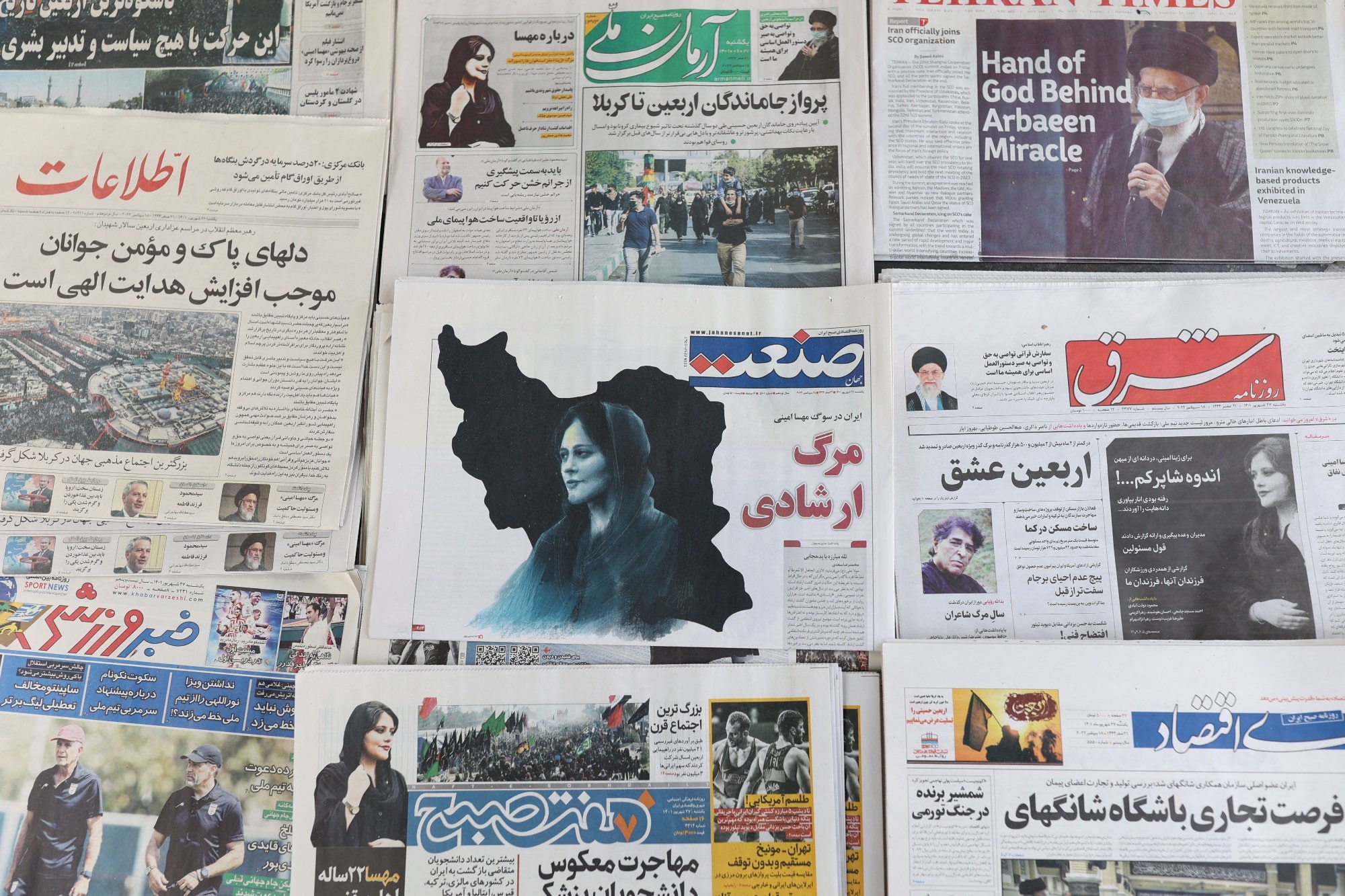Noviny s Amíní na titulní straně, Teherán, Írán, 18. září 2022