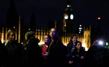 Nejméně 250.000 lidí si v Londýně vystálo frontu na rakev se zesnulou královnou