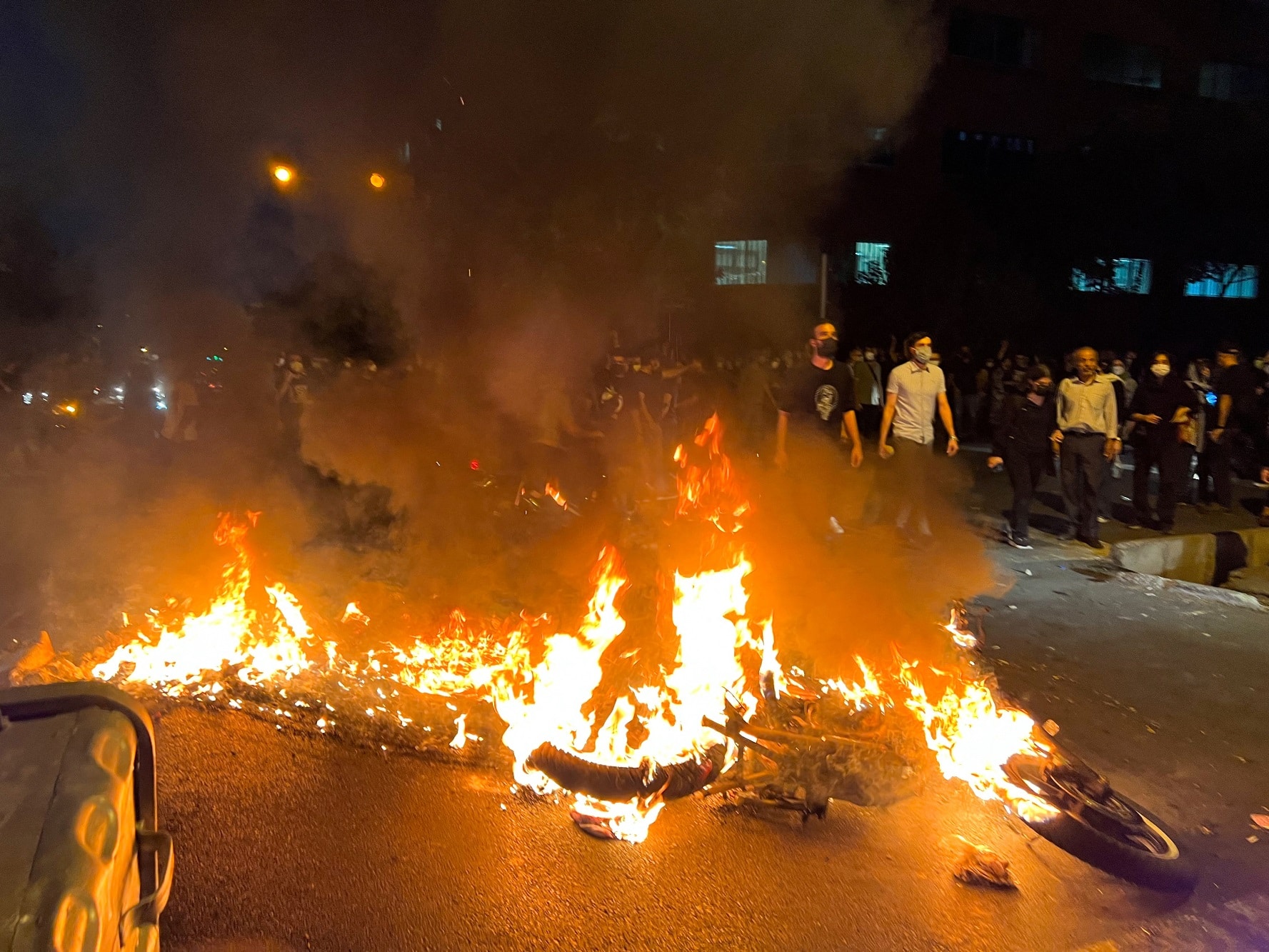 Hořící policejní motocykl, Teherán