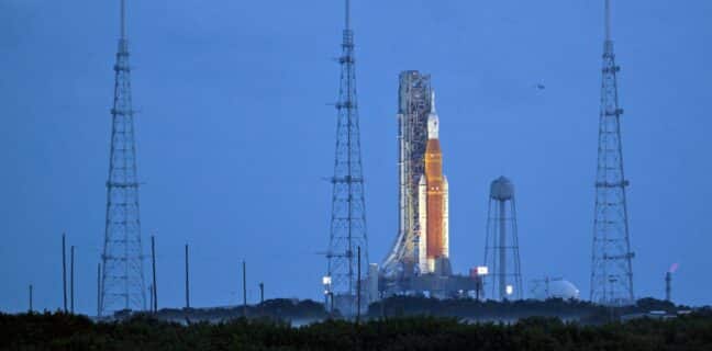 NASA kvůli hurikánu Ian přesouvá raketu SLS s kosmickou lodí Orion do hangáru